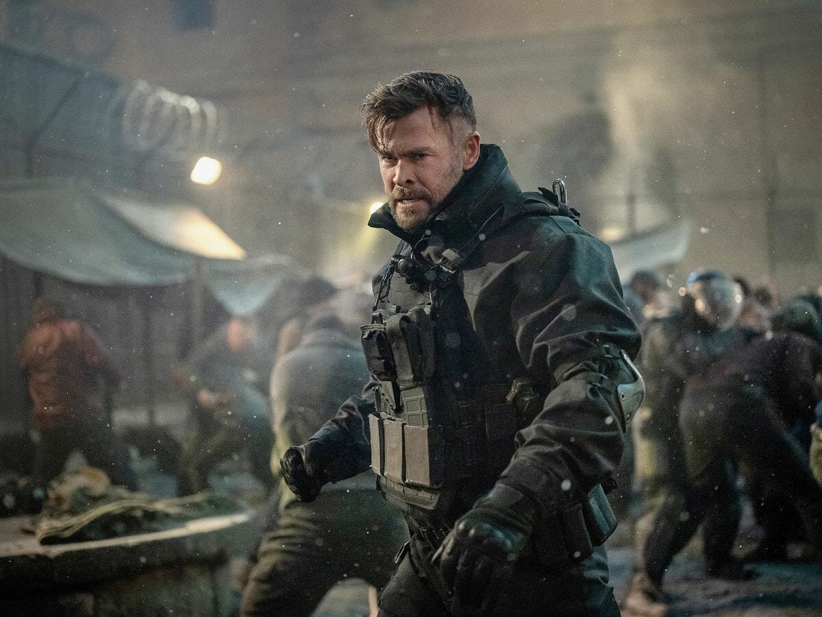 Chris Hemsworth como Tyler Rake em Resgate 2.