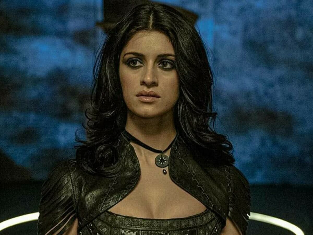 Anya Chalotra como Yennefer
