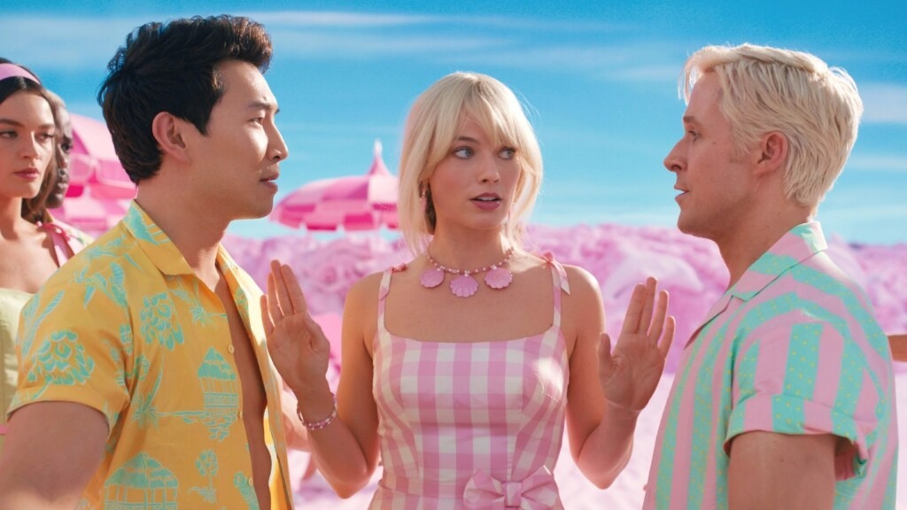 Simu Liu, Margot Robbie e Ryan Gosling em Barbie