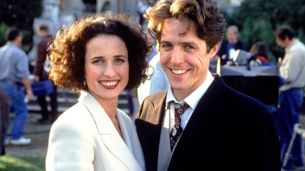 Quatro Casamentos e um Funeral é um dos maiores sucessos com Hugh Grant