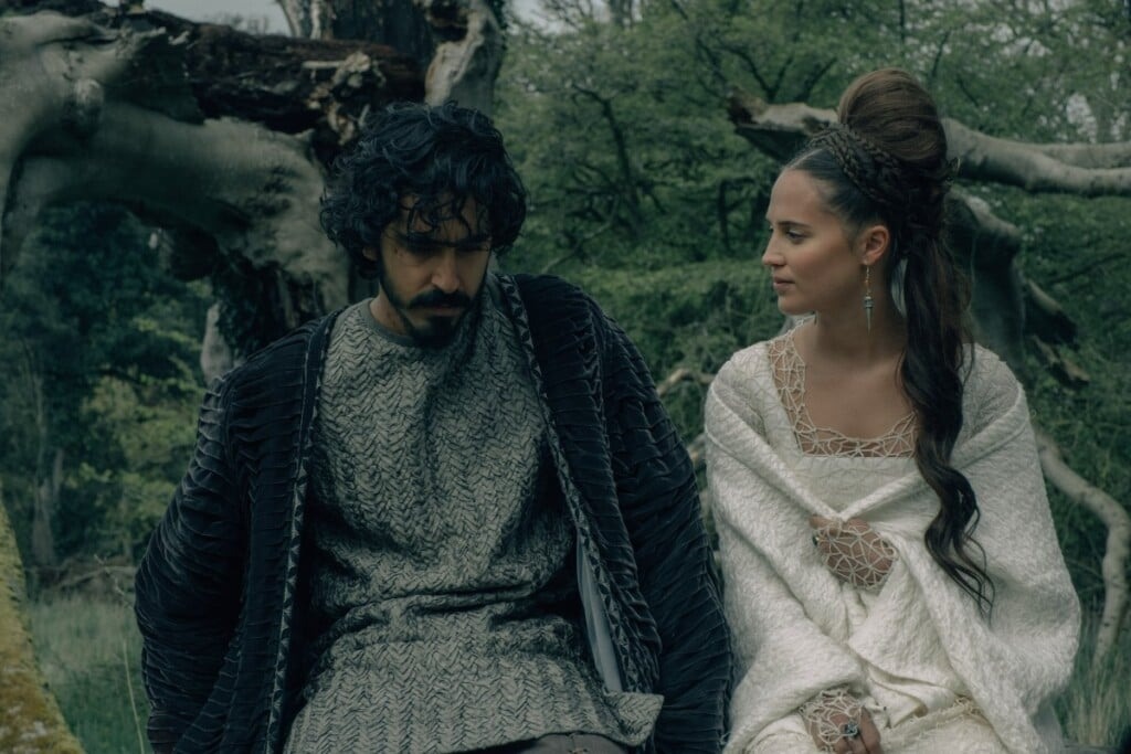 Dev Patel e Alicia Vikander em A Lenda do Cavaleiro Verde