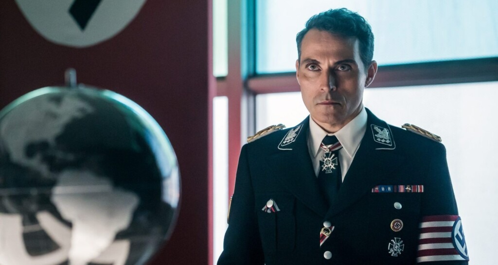 Rufus Sewell como John Smith em O Homem do Castelo Alto