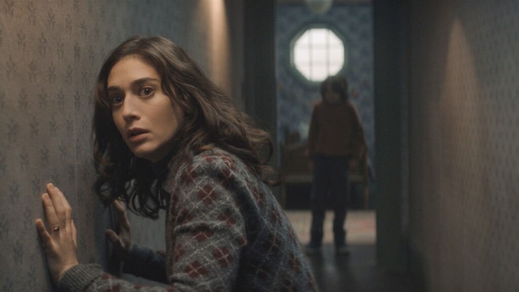 Lizzy Caplan em Toc Toc Toc: Ecos do Além