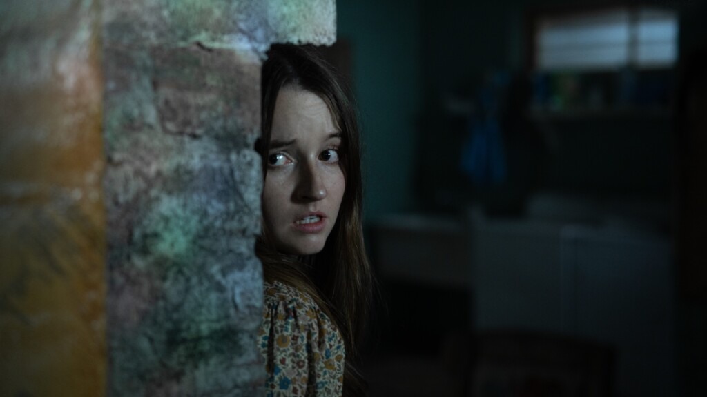 Kaitlyn Dever em Ninguém vai te Salvar.