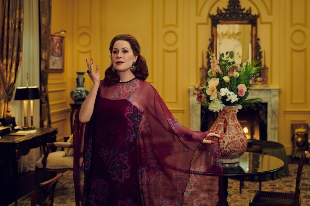 Molly Ringwald em Feud: Capote vs The Swans