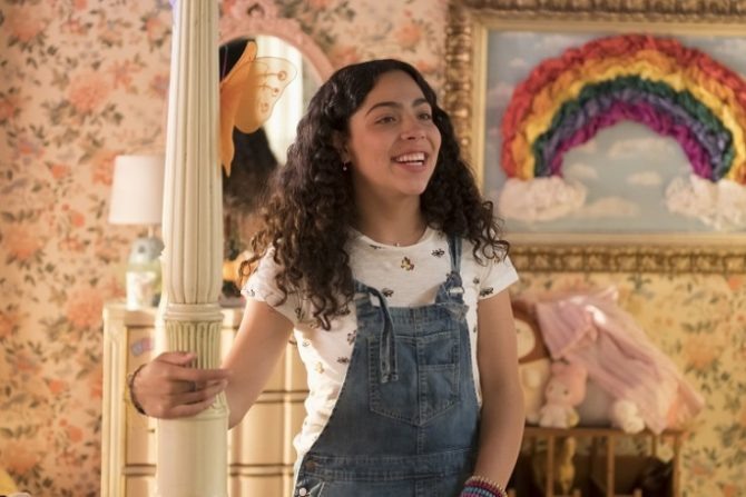 Molly Hernandez (Allegra Acosta)