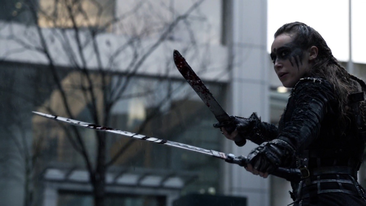 Lexa em sua aparição no episódio final da 3ª temporada de The 100