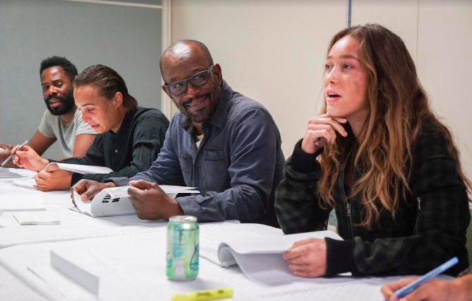 Lennie James com o resto do elenco de Fear the Walking Dead.