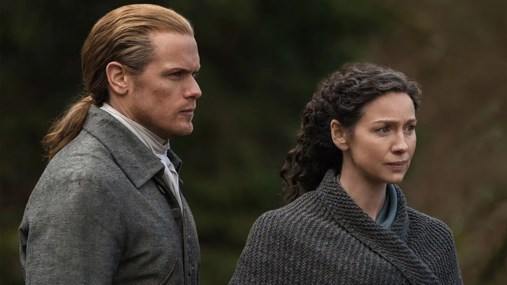 Sam Heughan e Caitriona Balfe na última temporada de Outlander