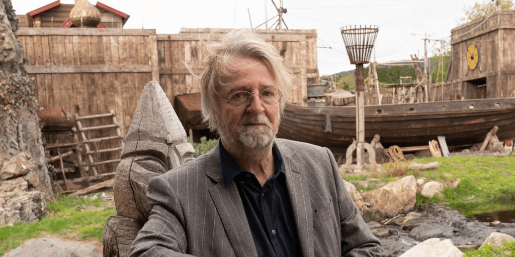 Michael Hirst é o roteirista de Vikings