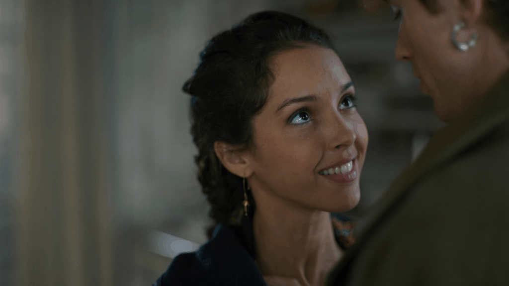 Romance e tensão caminham lado a lado, mostrando que até os sentimentos podem ser usados