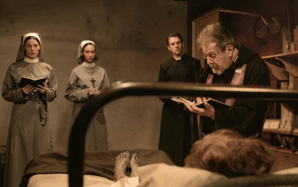 Al Pacino vive o experiente padre Riesinger, responsável pelos rituais de exorcismo